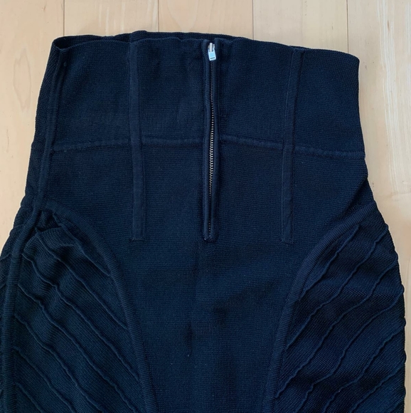 ARITZIA SKIRT - Picture 4 of 7